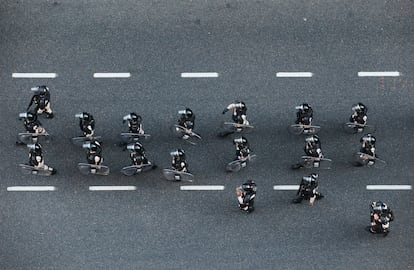 Agentes de policía patrullan las inmediaciones del Congreso argentino, en Buenos Aires, este 19 de marzo.