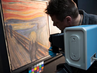 Uno de los investigadores toma una fotografía infrarroja de 'El grito' de Edvard Munch.
