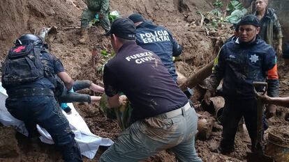 Policías estatales e integrantes de la fuerza civil trabajan en el rescate de cuerpos luego de un deslave en el municipio de Xalapa, en el estado de Veracruz (México). Al menos nueve personas muertas y tres desaparecidas fueron reportadas este sábado por autoridades, debido a deslaves provocados por las intensas lluvias que dejó 'Grace'.