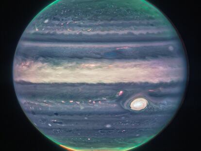 Imagen de Júpiter compuesta por fotografías tomadas por el telescopio espacial 'James Webb' donde se pueden observar las auroras de los polos, las nubes y la Gran Mancha Roja, que en la imagen aparece blanca por el reflejo de la luz solar.