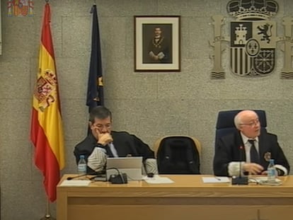 El tribunal del juicio contra Camps, presidido por el magistrado José Antonio Mora (en el centro), este miércoles.