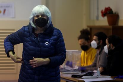 La candidata de la CUP a la Generalitat, Dolors Sabater, momentos después de depositar su papeleta.