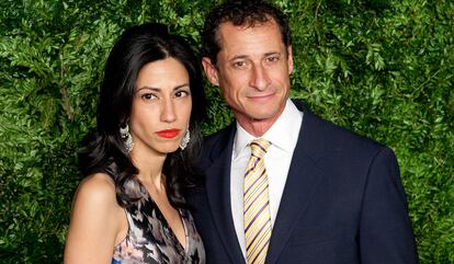 Huma Abedin fue la mano derecha de Hillary Clinton durante años y también protagonista involuntaria de los reincidentes escándalos sexuales de su marido, Anthony Weiner. La asesora política anunció su separación en plena campaña (y tras ver en prensa que su marido había vuelto a enviar fotos de su entrepierna a jóvenes por Internet). Recientemente se la ha visto feliz en Disneyland con el actor Tony Godlwin (Scandal).