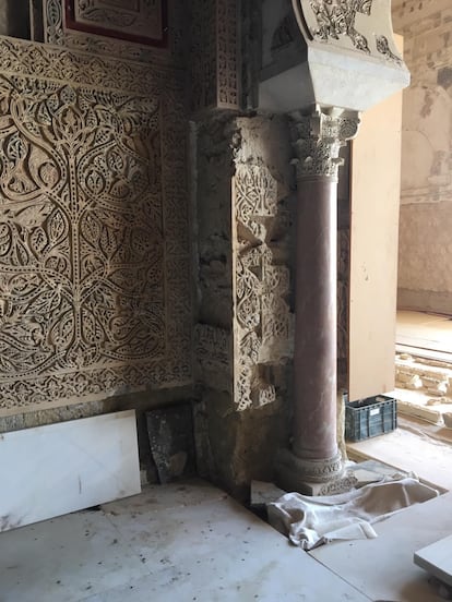 Atauriques ya encajados en el interior del Salón Rico de Medina Azahara.