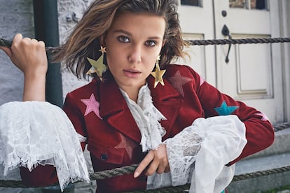 La intérprete lleva cazadora Suede con estrellas de cuero y camisa Frilly, ambos de SAINT LAURENT BY ANTHONY VACCARELLO, y pendientes con estrellas de metacrilato de AMEN.