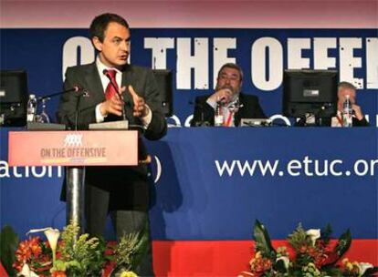 El presidente del Gobierno, José Luis Rodríguez Zapatero, durante su intervención ante los más de mil delegados de 36 países europeos que participan en Sevilla en el Congreso de la Confederación Europea de Sindicatos (CES)