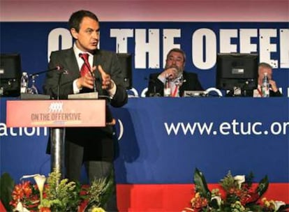 El presidente del Gobierno, José Luis Rodríguez Zapatero, durante su intervención ante los más de mil delegados de 36 países europeos que participan en Sevilla en el Congreso de la Confederación Europea de Sindicatos (CES)