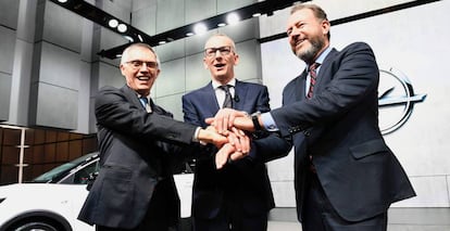 Desde la izquierda: los presidentes de PSA, Carlos Tavares, Opel, Karl-Thomas Neumann, y GM, Dan Ammann, en la presentación del nuevo Opel Crossland X