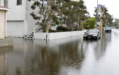 El agua inunda las calles en San Diego.