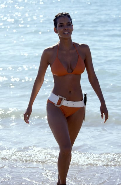 También fue chica Bond, junto a Pierce Brosnan, en la cinta de 2002 ‘Muere otro día’. En una de las escenas más famosas de todas las películas de la historia del famoso espía 007, Halle Berry salía del agua emulando a Ursula Andress. La escena, que en teoría sucede en Cuba, se rodó en Cádiz.