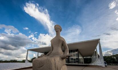 Est&aacute;tua da Justi&ccedil;a, em frente ao STF.