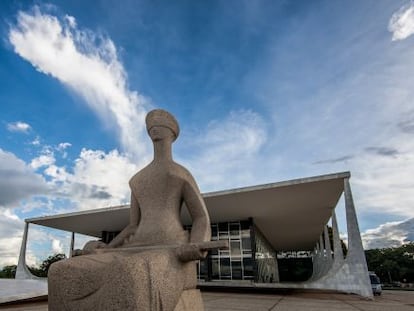 Est&aacute;tua da Justi&ccedil;a, em frente ao STF.