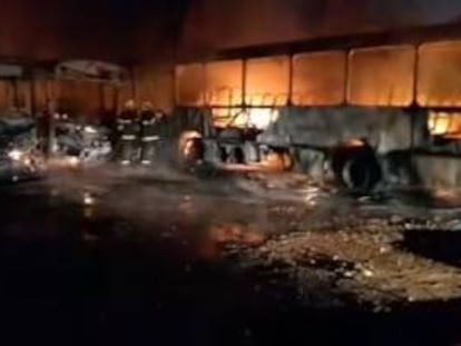 Um dos ataques aconteceu conta ônibus estacionados em garagem em Minas. 