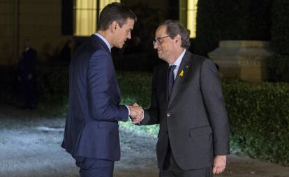 El presidente del Gobierno, Pedro Sánchez, y el líder de Generalitat, Quim Torra, se saludan a su llegada a la reuinión en el Palacio de Pedralbes, el día previo a la celebración del Consejo de MInistros en Barcelona.