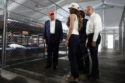 Donald Trump, durante su visita con miembros de su equipo a las instalaciones de Alligator Alcatraz en Florida el 1 de julio. 