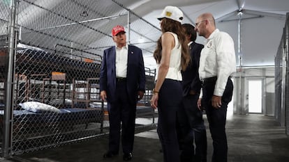 Donald Trump, durante su visita con miembros de su equipo a las instalaciones de Alligator Alcatraz en Florida el 1 de julio.