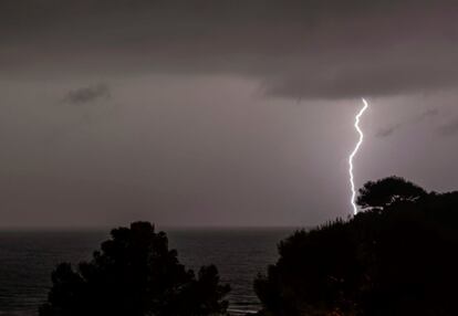 Un rayo cae esta madrugada en Mallorca.