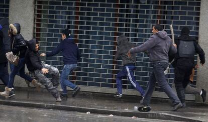 Un manifestante cae durante los enfrentamientos con la policía cerca del ministerio del Interior.