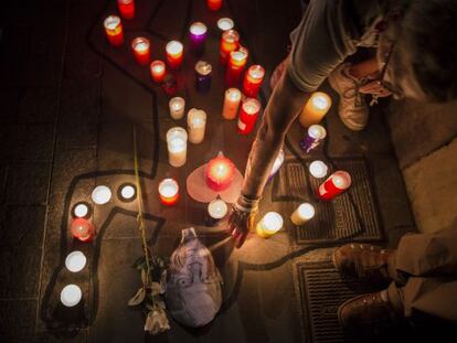Los asistentes colocaron decenas de velas en el lugar de la detenci&oacute;n.