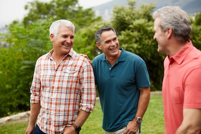 Los expertos consultados en esta pieza aseguran que muchos hombres llevan sus problemas y preocupaciones en silencio. Consultarlo con los amigos, como hacen ellas con sus problemas, no es una opción válida para el hombre educado en los tradicionales roles de género.