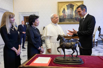 Pedro Sánchez se reúne con León XIV en busca de sintonía política diez días antes de su viaje a España: “Es una brújula moral” | España | EL PAÍS