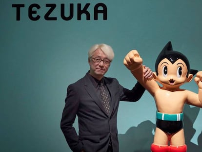 El cineasta Macoto Tezuka, posa en la exposición que el Museo Nacional de Arte de Cataluña (MNAC) dedica a su padre, Osamu Tezuka, pionero de la animación japonesa.