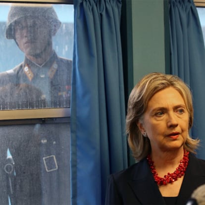Hillary Clinton en la zona desmilitarizada entre las dos Coreas, en la imagen un soldado norcoreano mira a través del cristal