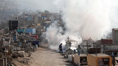 Trabajadores fumigan con vapor el cementerio de Nueva Esperanza, en Lima, por la epidemia de dengue.