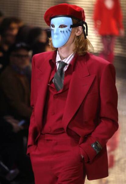 Un model presenta una de las creaciones de Gucci en la Semana de la Moda de Milán, el miércoles.