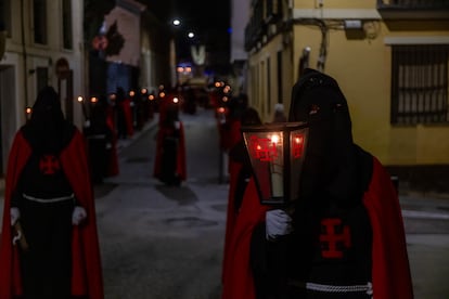 Cofradía del Cristo Yacente del Santo Sepulcro, en la procesión de Viernes Santo de 2024, en una imagen del Ayuntamiento de Guadalajara.