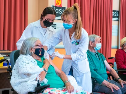 Unas sanitarias inyectan la tercera dosis contra la covid a una anciana en una residencia de Aragón.