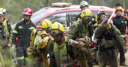 Miembros de la UME, bomberos forestales y brigadas antiincendios se disponen a entrar en el bosque para controlar el per&iacute;metro del incendio de la Sierra de Espad&aacute;n.