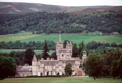 Balmoral es un castillo victoriano, neogótico, edificado en 1856 por la reina Victoria y su consorte, el príncipe Alberto. Construido en granito de la zona, con grandes ventanales y detalles románticos e historicistas, ocupaba el lugar de un antiguo castillo del mismo nombre y que fue demolido. Antes de mediados de la década de 1600, la primera construcción fue un pequeño pabellón de caza utilizado por el rey Roberto II de Escocia y en 1451 Alexander Gordon construyó una casa más grande con una torre y la propiedad se conoció como "Bouchmorale".
