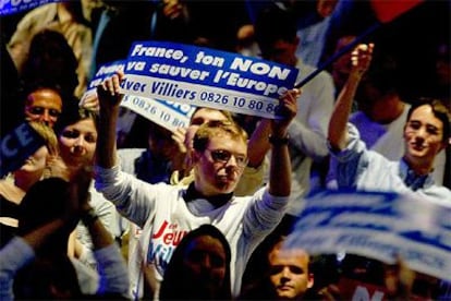 Activistas franceses partidarios del <i>no</i> a la Constitución europea, durante una marcha celebrada ayer.