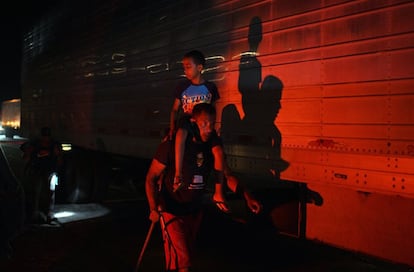 Un hombre lleva a un niño sobre sus hombros durante la caravana de migrantes centroamericanos y haitianos que se dirigen a los Estados Unidos. 