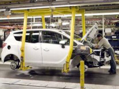 Aspecto de la cadena de montaje que la factoría General Motors (GM) tiene en la localidad zaragozana de Figueruelas (España). EFE/Archivo