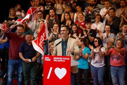 El presidente del Gobierno, Pedro Sánchez, en el mitin de Leganés, donde también ha participado Ángel Gabilondo.  