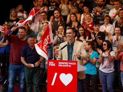 El presidente del Gobierno, Pedro Sánchez, en el mitin de Leganés, donde también ha participado Ángel Gabilondo.  