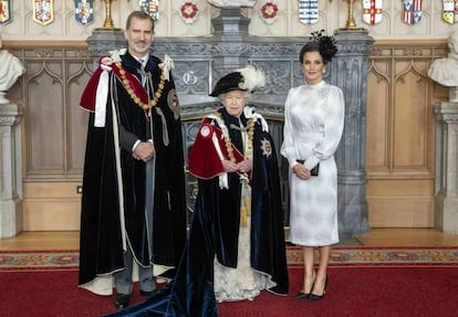 El rey Felipe VI, la reina Isabel II y la reina Letizia.