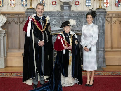 El rey Felipe VI, la reina Isabel II y la reina Letizia.