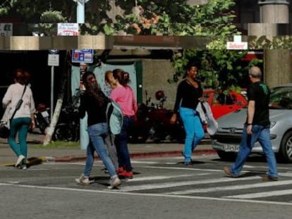 Gente caminando por la calle en Montevideo.