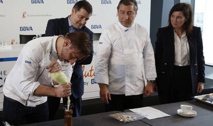 Los hermanos Jordi, Josep y Joan Roca, junto a la directora general de BBVA en España, Cristina de Parias.