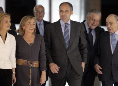 El presidente Francisco Camps, entre Mar Casanova, Belén Juste, Vicente Sala (detrás), Alberto Catalá y Arturo Virosque, ayer.