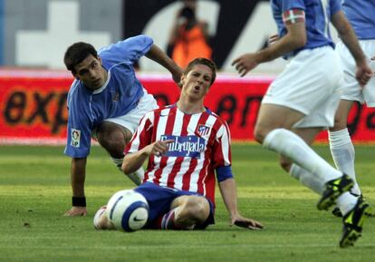 Fernando Torres, del Atlético, se lamenta en el suelo tras una entrada de Casas, del Athletic de Bilbao, el 30 de marzo de 2005.