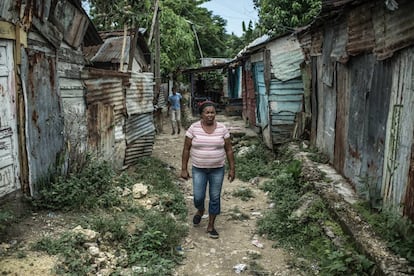 Yaquelín paseando por la zona ribereña de asentamientos precarios conocida como Simón Bolívar, que se extiende por las orillas de los ríos Ozama e Isabela, en Santo Domingo.