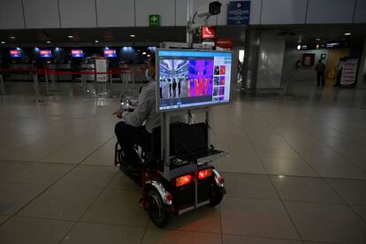 Un empleado conduce un vehículo con un termómetro térmico en el aeropuerto internacional La Aurora, en la Ciudad de Guatemala. Este viernes abre sus puertas a los viajeros tras permanecer cerrado desde el 15 de marzo, dos días después de que se detectara el primer caso por parte del Ministerio de Salud.