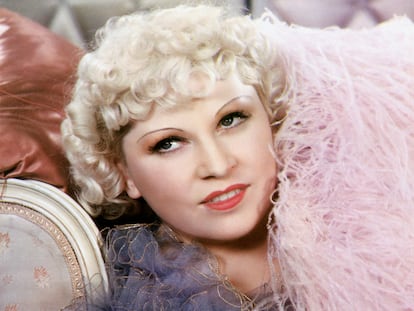 Retrato coloreado Mae West con su habitual boa de plumas alrededor del cuello. No existe una fecha de la imagen. Solo había un tabú para West, y ese eran las fechas.