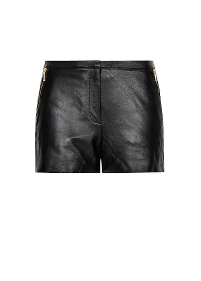 Shorts de piel de corte recto con dos bolsillos de cremallera en la parte delantera, de Mango (49,99 euros).