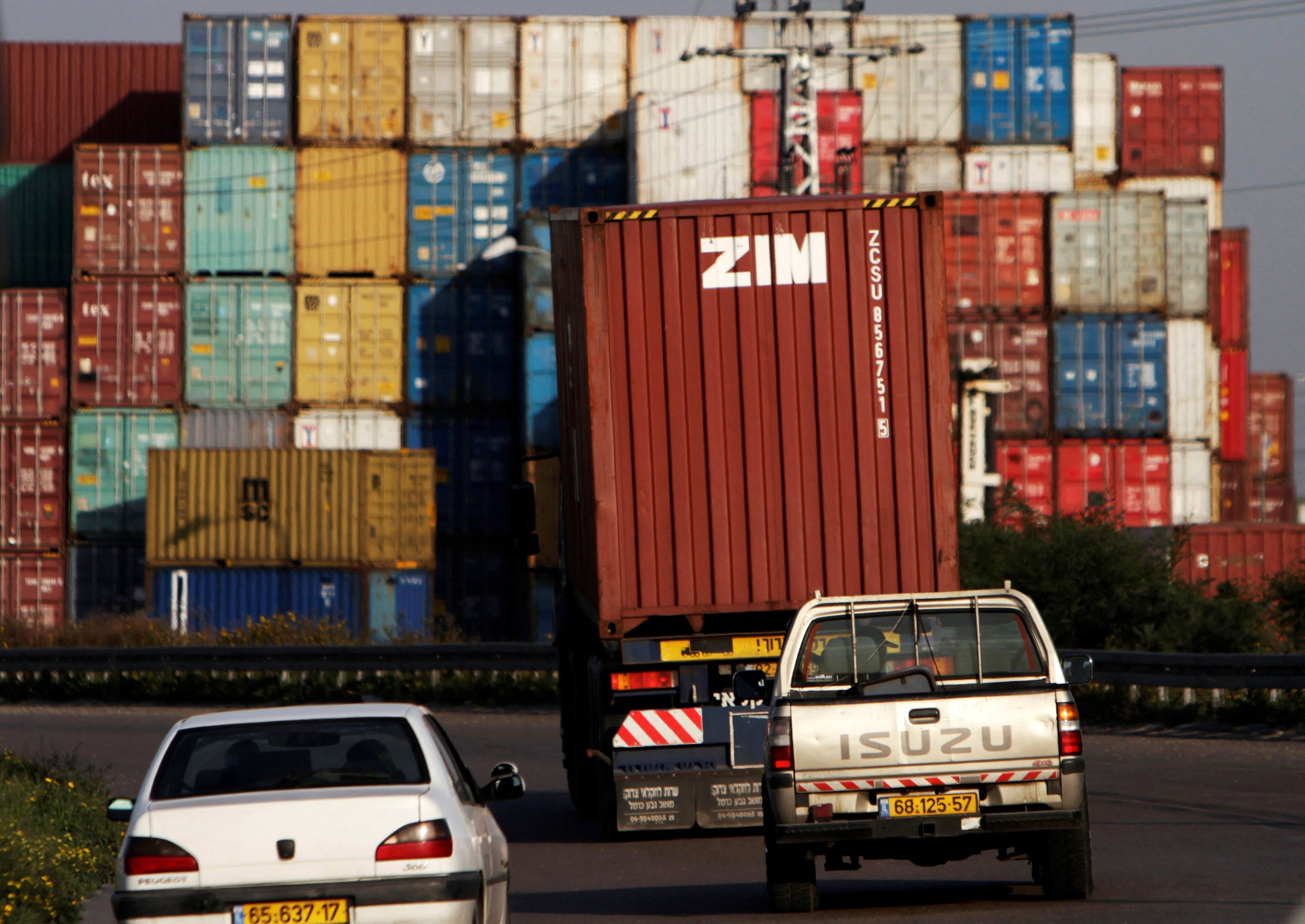 A la naviera Hapag-Lloyd le sale caro seguir a flote