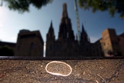 Erizo de Eoceno, de hace 55 millones de años, en uno de los bancos de piedra negra que hay frente a la catedral de Barcelona.